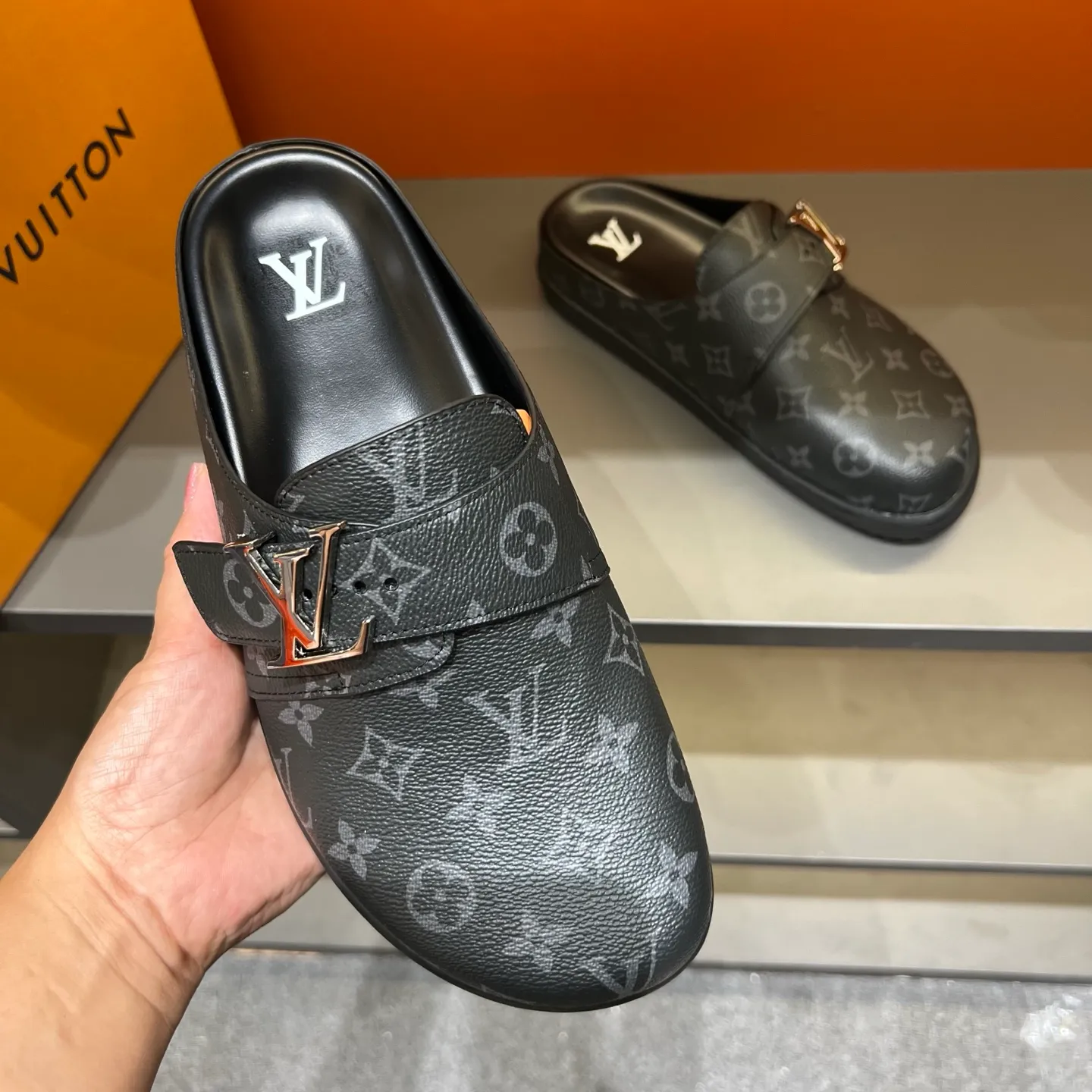 P340, LV Easy 2025 new men's casual sandals, made of suede cow leather, with Monogram pattern to highlight the trendy style. Adjustable straps illuminated with LV letters, while a resilient insole and micro outsole provide lightweight comfort. Made of suede cow leather with embossed Monogram pattern and brand element metal hardware✅Adjustable straps➕Tough insole‼ ️Micro outsole. Comfortable and easy to wear‼ ️ 38-45 (45 customized)